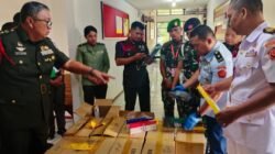Majelis Hakim Pengadilan Militer I-05 Pontianak didampingi Oditur Militer saat melakukan pemeriksaan barang bukti rokok ilegal asal Malaysia di Kantor Oditurat Militer Pontianak, Kamis (27/11/2025). (Dok. PM I-05 Pontianak)