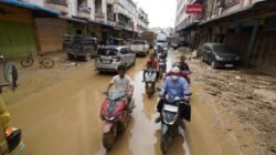 Mobilitas warga perlahan-lahan sudah mulai aktif kembali, hilir mudik kendaraan tampak di ruas jalan wilayah Kecamatan Karang Baru, Kabupaten Aceh Tamiang, Provinsi Aceh pada Sabtu (6/12/2025).