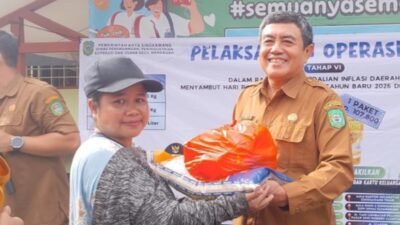 Seribu paket sembako murah di Operasi Pasar Singkawang Tahap VI ludes diserbu warga. Pemkot berikan subsidi 42 persen untuk tekan inflasi jelang Nataru.