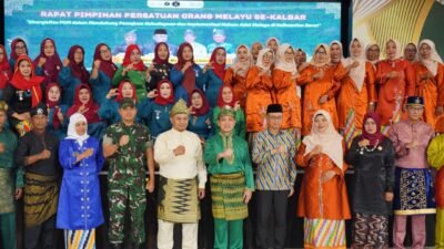 Foto bersama para pengurus POM yang baru dilantik. (Dok: HO/Faktakalbar.id)