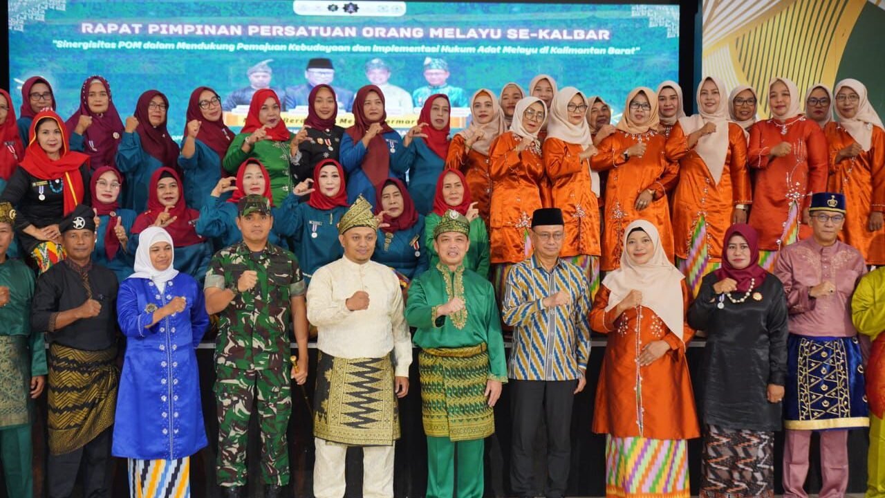 Foto bersama para pengurus POM yang baru dilantik. (Dok: HO/Faktakalbar.id)