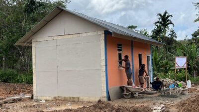 Pekerja tengah menyelesaikan satu unit huntara di Kecamatan Adiankoting, Tapanuli Utara pada Minggu (21/12).