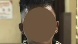 Terduga pelaku pencurian dengan kekerasan (curas) terhadap mahasiswi Polnep saat diamankan dan menjalani pemeriksaan di Mapolsek Pontianak Selatan, Minggu (1/12/2025).