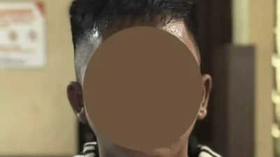 Terduga pelaku pencurian dengan kekerasan (curas) terhadap mahasiswi Polnep saat diamankan dan menjalani pemeriksaan di Mapolsek Pontianak Selatan, Minggu (1/12/2025).
