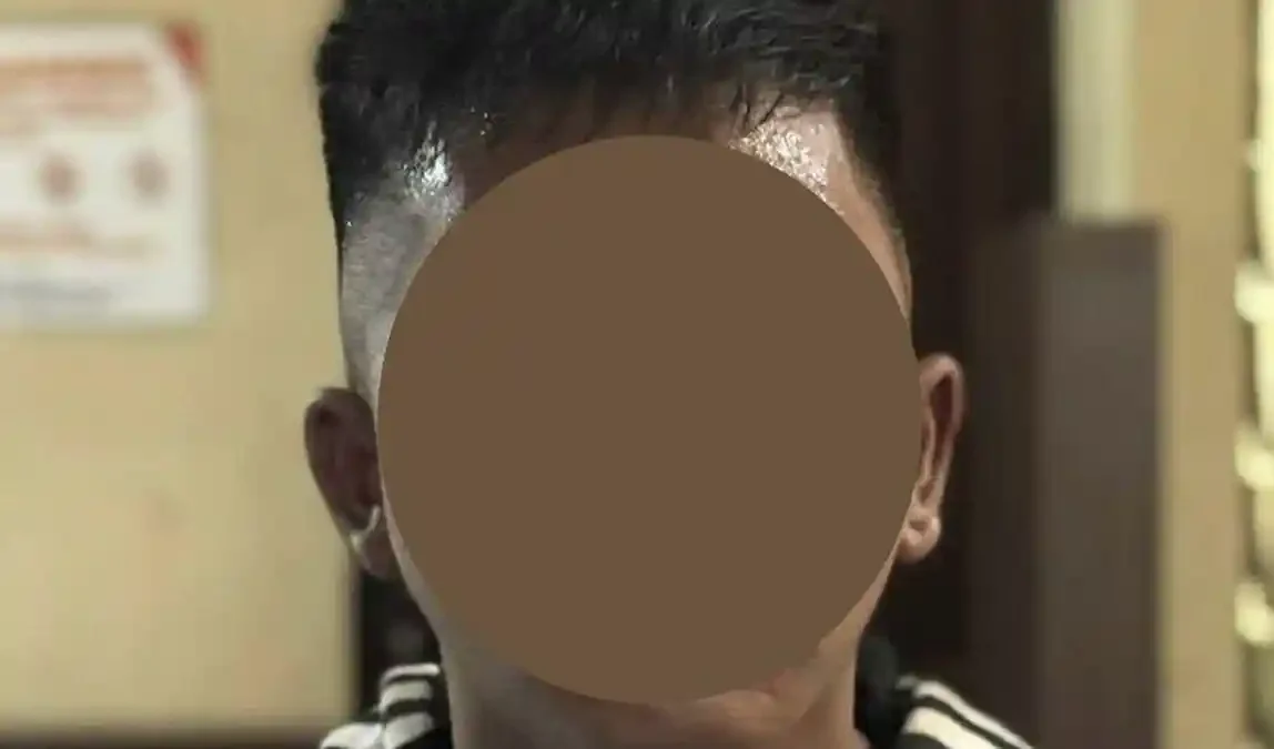 Terduga pelaku pencurian dengan kekerasan (curas) terhadap mahasiswi Polnep saat diamankan dan menjalani pemeriksaan di Mapolsek Pontianak Selatan, Minggu (1/12/2025).