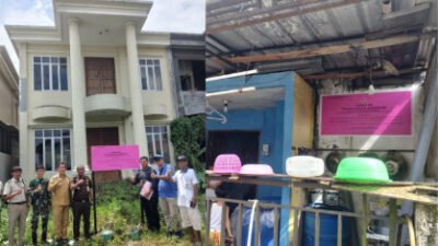 Tim Eksekutor Kejati Kalbar dan Kejari Pontianak saat memasang plang sita eksekusi aset di salah satu tanah milik terpidana korupsi Wendy alias Asia, Selasa (2/12/2025).