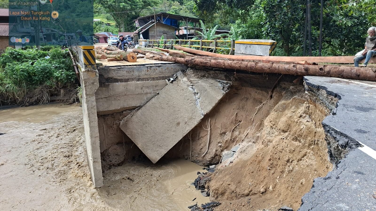 Perbaikan darurat infrastruktur jembatan yang putus diterjang banjir di Kabupaten Agam, Rabu (3/12/2025). Foto: HO/Faktakalbar.id