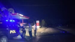 Personel Pamapta Polres Melawi saat melakukan patroli malam dan pengecekan di kawasan Batu Buil guna mengantisipasi aksi pelemparan batu terhadap kendaraan yang melintas, Senin (1/12).