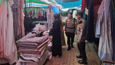 Personel Polsek Parindu saat memantau kawasan Pasar Bodok, Kabupaten Sanggau, Senin (22/12/2025).