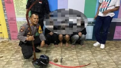 Personel Sat Samapta Polres Singkawang menunjukkan barang bukti celurit dan bom molotov yang disita dari remaja yang hendak tawuran saat Patroli Perintis Presisi di Terminal Induk, Selasa (2/12/2025).