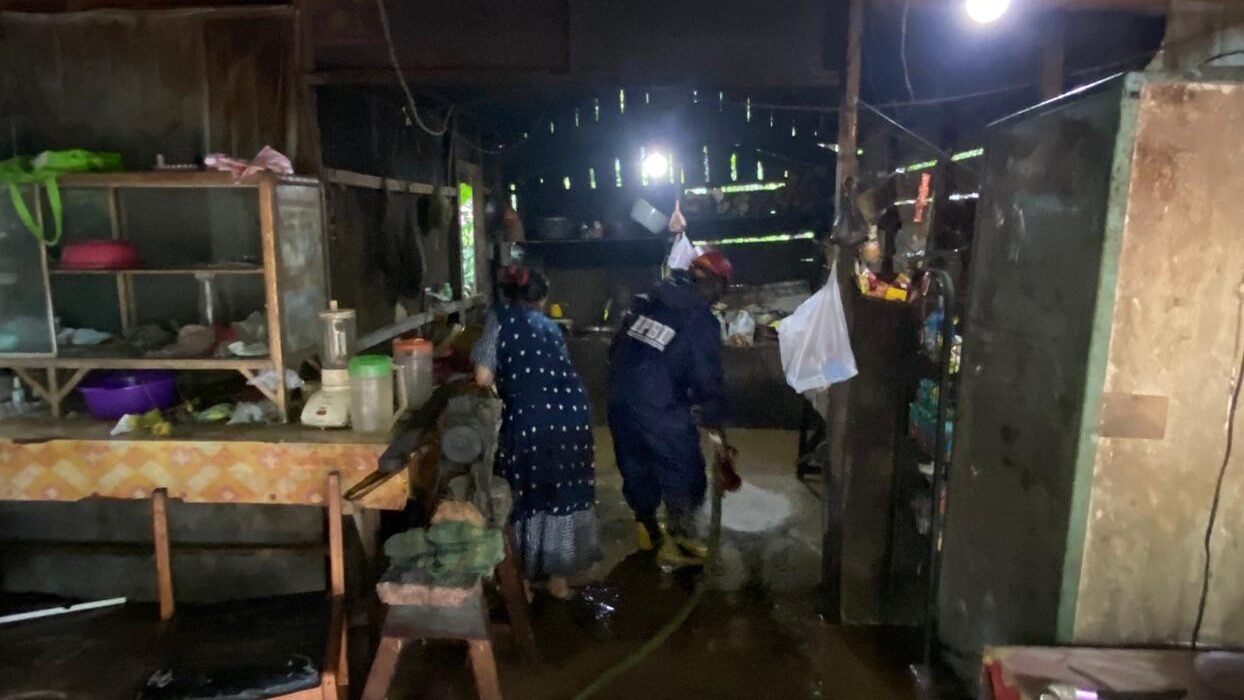Personil BPBD Kabupaten Hulu Sungai Selatan melaksanakan pembersihan lingkungan dan rumah warga pascabanjir. Foto: BPBD Hulu Sungai Selatan