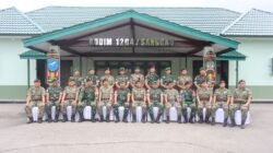 Kasrem 121/ABW Kolonel Inf Dadang Ismail Marzuki saat melakukan pertemuan resmi Unit Commander Meeting (UCM) Malindo Seri 2 bersama delegasi Tentera Darat Malaysia di Makodim 1204/Sanggau, Selasa (2/12/2025).