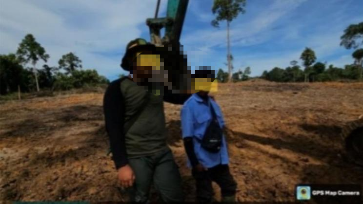 Petugas Balai Gakkum Kehutanan mengamankan pelaku perambahan hutan lindung di kawasan Taman Nasional Kutai, Kalimantan Timur. (Dok. Balai Gakkum Kemenhut)
