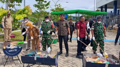 Petugas Bea Cukai Nanga Badau saat melakukan pemusnahan barang bukti rokok dan minuman beralkohol ilegal senilai Rp 1,3 miliar, Selasa (9/12). (Dok. Ist)