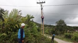 Petugas Dinas Perhubungan memasang lampu penerangan jalan di dekat posko penanganan darurat warga terdampak banjir bandang dan tanah longsor di Desa Panggugunan, Kecamatan Pakkat, Kabupaten Humbang Hasundutan, Sumatra Utara, Minggu (30/11).