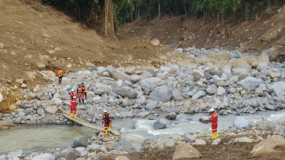Petugas SAR gabungan saat melakukan operasi pencarian korban meninggal dunia di lokasi terdampak banjir dan longsor wilayah Sumatra. (Dok. Instagram/@kantorsar_bengkulu)