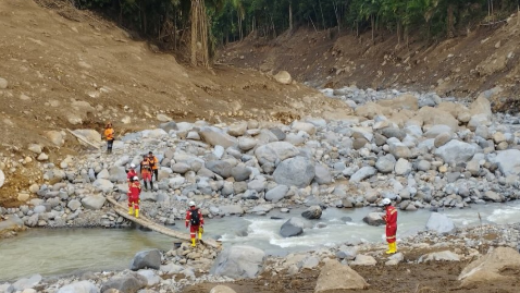 Petugas SAR gabungan saat melakukan operasi pencarian korban meninggal dunia di lokasi terdampak banjir dan longsor wilayah Sumatra. (Dok. Instagram/@kantorsar_bengkulu)