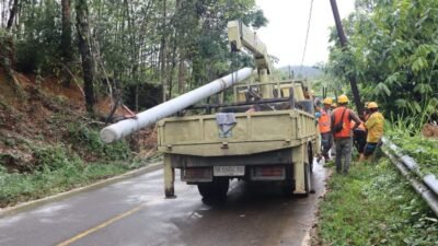 Petugas melakukan perbaikan jaringan listrik di Kecamatan Adiankoting, Kabupaten Tapanuli Utara, Kamis (11/12). Sumber BNPB