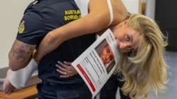 Polres Badung tangkap Bonnie Blue, bintang porno asal Inggris, dan 17 WNA di Mengwi. Polisi sita kamera dan alat kontrasepsi terkait dugaan produksi film asusila.