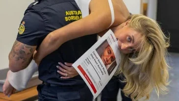 Polres Badung tangkap Bonnie Blue, bintang porno asal Inggris, dan 17 WNA di Mengwi. Polisi sita kamera dan alat kontrasepsi terkait dugaan produksi film asusila.