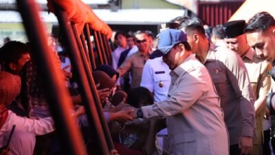 Presiden Prabowo Subianto saat meninjau dapur umum dan menyapa warga Sumbar terdampak bencana di Pos Komando Kabupaten Padang Pariaman, Senin (1/12/2025).