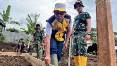 Proses pengerjaan pembangunan huntara yang berada di Lapangan Bola SDN 05 Kayu Pasak, Slareh Aia, Kecamatan Plamebayan, Kabupaten Agam, Rabu (17/12).