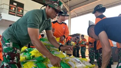 Sejumlah anggota tim gabungan menurunkan bantuan logistik berupa beras yang dikirimkan oleh Ikatan Alumni ITS dan Satgas Kemanusiaan ITS. Bantuan ini akan dikirimkan melalui jalur udara ke beberapa wilayah di Aceh yang terdampak bencana, Rabu (10/12/2025). Foto: HO/Faktakalbar.id