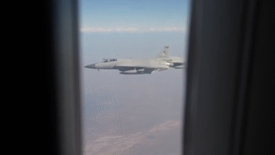 Pemandangan dari jendela pesawat kepresidenan RI memperlihatkan jet tempur JF-17 Thunder Angkatan Udara Pakistan melakukan pengawalan udara saat kedatangan Presiden Prabowo di Islamabad. (Dok. HO/Faktakalbar.id)
