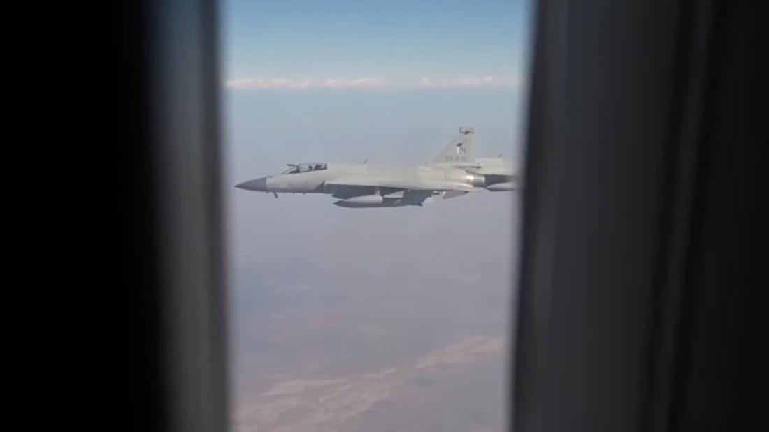 Pemandangan dari jendela pesawat kepresidenan RI memperlihatkan jet tempur JF-17 Thunder Angkatan Udara Pakistan melakukan pengawalan udara saat kedatangan Presiden Prabowo di Islamabad. (Dok. HO/Faktakalbar.id)