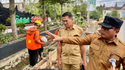 Bupati Kubu Raya, Sujiwo (kanan), meninjau langsung progres normalisasi saluran air dan pembangunan jalur pedestrian di kawasan Taman Serdam, Kecamatan Sungai Raya, Senin (15/12/2025). (Dok. Prokopim Kubu Raya)