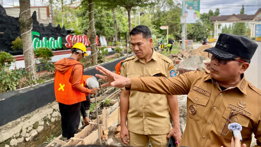 Bupati Kubu Raya, Sujiwo (kanan), meninjau langsung progres normalisasi saluran air dan pembangunan jalur pedestrian di kawasan Taman Serdam, Kecamatan Sungai Raya, Senin (15/12/2025). (Dok. Prokopim Kubu Raya)