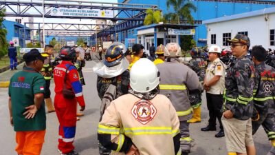 Sejumlah petugas pemadam kebakaran di lokasi kebakaran area PLTU 3 Tanjung Gundul, Kabupaten Bengkayang, Senin (15/12/2025).