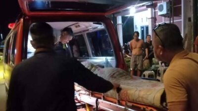 Sejumlah petugas terlihat sedang memasukkan kantong jenazah ke dalam mobil ambulans di Tempat Kejadian Perkara (TKP).