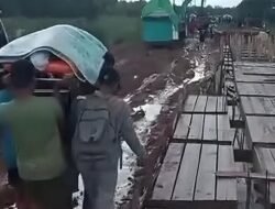 Terjebak Macet di Jalan Pelang Ketapang, Warga Terpaksa Gotong Jenazah Lewati Lumpur