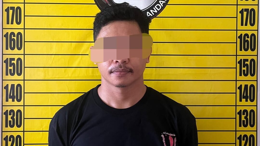 Seorang pria berinisial SY terduga pengedar sabu di Ngabang saat diamankan pihak kepolisian. Foto: HO/Faktakalbar.id