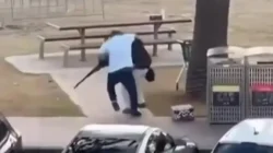Seorang warga sipil berusaha merebut senjata dari pelaku penembakan di Pantai Bondi, Sydney, Australiia.