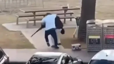 Seorang warga sipil berusaha merebut senjata dari pelaku penembakan di Pantai Bondi, Sydney, Australiia.