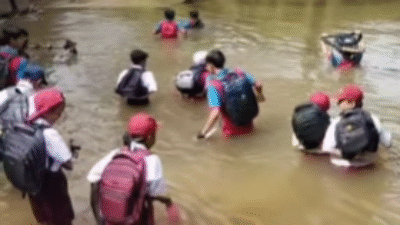 Tangkapan layar video viral yang memperlihatkan perjuangan siswa sekolah di Dusun Tikalong saat menyeberangi sungai karena kondisi jembatan rusak di Desa Ansiap, Mempawah, Senin (1/12/2025).