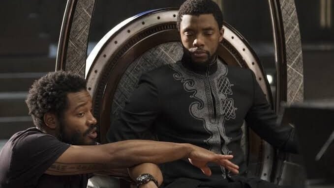 Sutradara Ryan Coogler (kiri) saat berdiskusi dengan mendiang Chadwick Boseman. Coogler mengungkap rencana asli sekuel yang berfokus pada hubungan ayah dan anak.