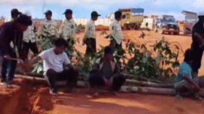 Tangkapan layar video amatir yang memperlihatkan aksi warga Kecamatan Toba saat melakukan pemagaran di area PT KAN dan diawasi oleh petugas keamanan perusahaan.