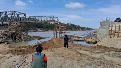 Tim BNPB tengah meninjau salah satu lokasi pemasangan jembatan bailey di Kabupaten Bieruen, pada Kamis (11/12.