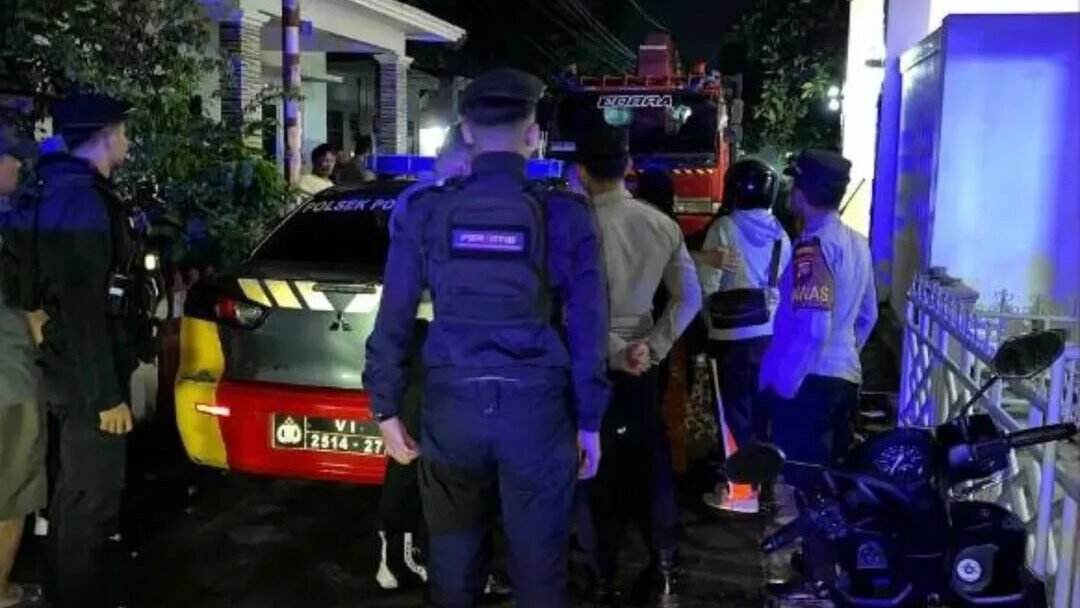 Personel Tim Enggang Resta dan Enggang Barat Polresta Pontianak saat melakukan mediasi antara warga dan pekerja proyek terkait protes pembangunan tower di Jalan Tabrani Ahmad, Rabu dini hari (3/12).