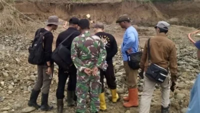 Tim gabungan dari Dishut Kalsel, TNI, Polri, saat melakukan patroli tambang emas ilegal di kawasan hutan Daerah Aliran Sungai (DAS) Kusan di Desa Mangkalapi, Tanah Bumbu, Kalimantan Selatan. (Dok. Ist)