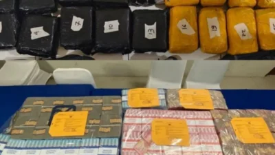 Tumpukan uang tunai Rp3 miliar hasil sita aset bandar narkoba jaringan Lapas dalam konferensi pers di Pekanbaru, Selasa (2/12/2025). (Dok. Polda Riau)
