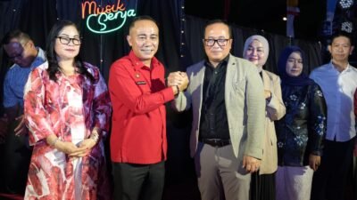 Wakil Gubernur Kalbar Krisantus Kurniawan didampingi Bupati Kubu Raya Sujiwo saat meresmikan kawasan Sungai Raya Dalam sebagai pusat wisata kuliner baru, Sabtu (20/12/2025).