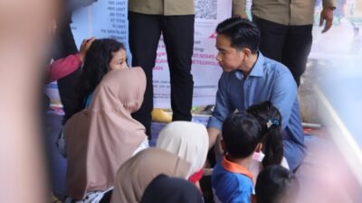 Wakil Presiden Republik Indonesia Gibran Rakabuming, berdialog dengan warga pengungsi di Kecamatan Palembayan, Kabupaten Agam, Sumatera Barat, Kamis (4/12).