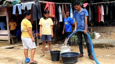Warga menerima air bersih yang didistribusikan pemerintah daerah melalui hidran umum di salah satu titik di Kecamatan Sarudik, Tapanuli Tengah.