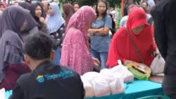 Warga tampak memadati lokasi Gerakan Pangan Murah untuk menebus paket hemat berisi beras, gula, dan minyak goreng yang disiapkan pemerintah daerah.