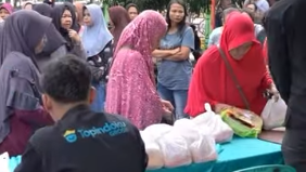 Warga tampak memadati lokasi Gerakan Pangan Murah untuk menebus paket hemat berisi beras, gula, dan minyak goreng yang disiapkan pemerintah daerah.