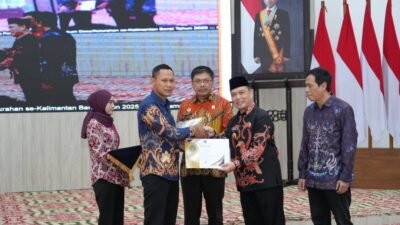 Gubernur Provinsi Kalimantan Barat Ria Norsan mengesahkan 2.145 Pos Bantuan Hukum (Posbakum) Desa dan Kelurahan se-Kalimantan Barat, yang diselenggarakan oleh Kepala Kantor Wilayah Kemenkumham, di Balai Petitih Kantor Gubernur Kalbar, pada Kamis (4/12/2025). (dok: HO/Faktakalbar.id)